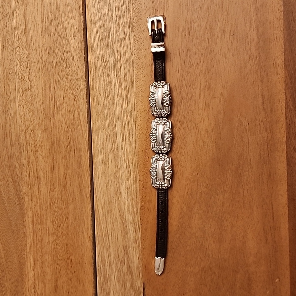 Bracelet: silver plates with leather bracelet